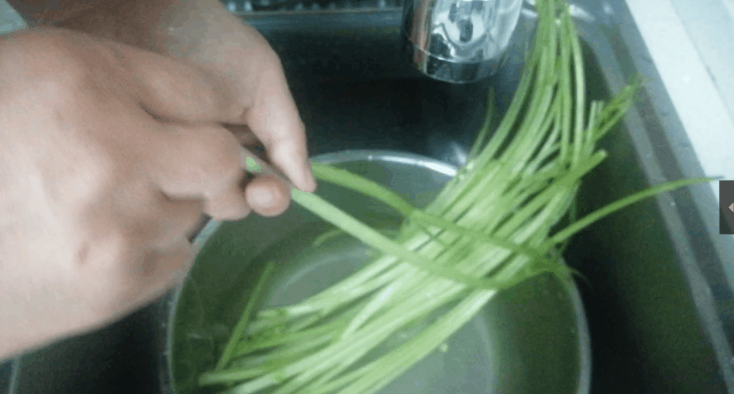 香干和什么搭配好吃？看看这味绿叶食材，成菜后香气扑鼻味美下饭