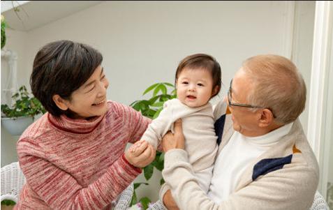 你的育儿经|奶奶边打麻将边带孙子惹怒宝妈，老人“假带娃”，不如辞职自己带