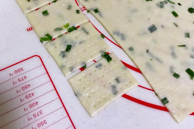 童年记忆，葱香苏打饼干，在家完美复刻，做好不硬酥到掉渣