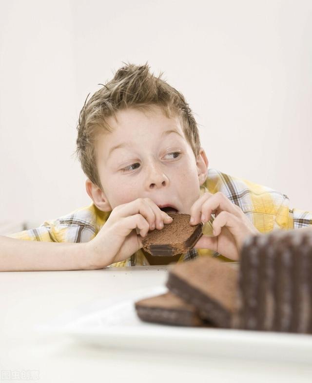 医生提醒：孩子积食后，身体会有这些表现之一，家长别不当回事