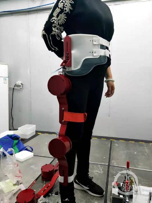 「在行动」重庆电子工程职业学院：未来的机器人助你自如行走