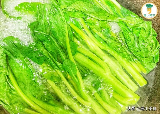 食材为何要焯水？原来海鲜、肉类、蔬菜各有不同，教你焯水技巧