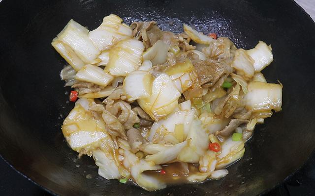 天越冷越爱一锅白菜猪肉炖粉条，有荤有素，热气腾腾，简单又家常