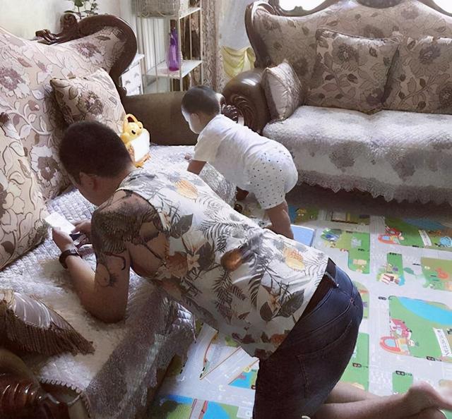 爸爸带娃，凌晨醒来儿子不见了，找到娃后哭笑不得，又自责不已