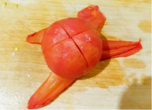 金针菇吃腻了，配点番茄一起做，酸酸甜甜新滋味