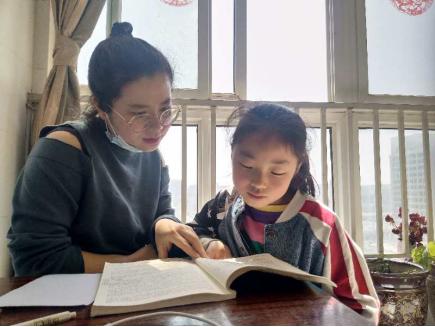 「超级宝妈」亲子共阅读，书香伴成长 郑州高新区八一小学开展亲子共读活动