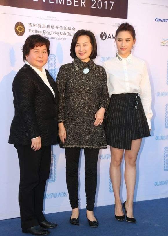 普拉达女王何超琼骨子里就高贵，穿碎花裙挺直腰板，衬得甘比更老一样