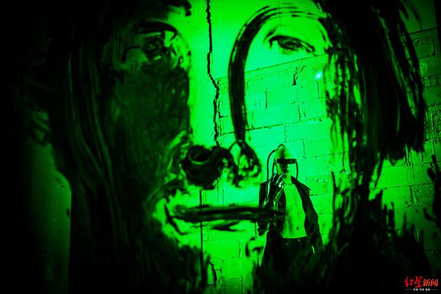 红星新闻|演员独白：《成都偷心》重返舞台，观众都戴着口罩，但投射过来的眼神热切