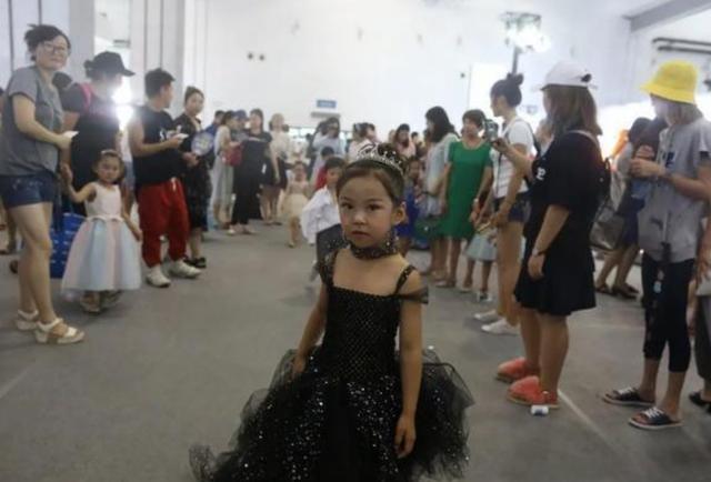 #你的育儿经#啃老族逐渐变老后，又出现了一批“啃小族”，比啃老族更过分