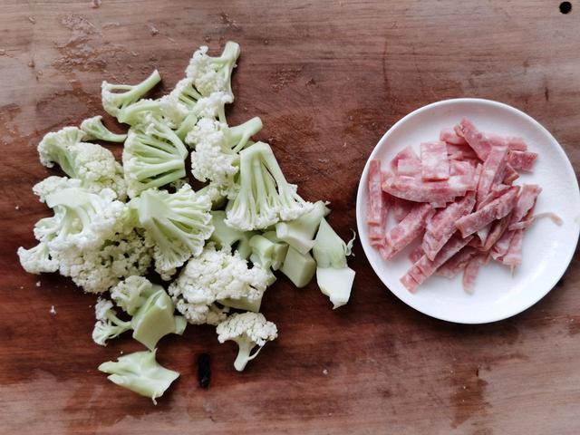 培根搭配花菜，好吃又不油腻，鲜香又下饭