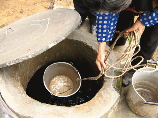 克里雅人在之前还要走很长的路程去打水,后来专门打了水井,为生活提供