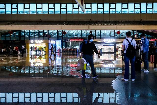 暴雨致武汉站候车大厅屋顶出现漏水