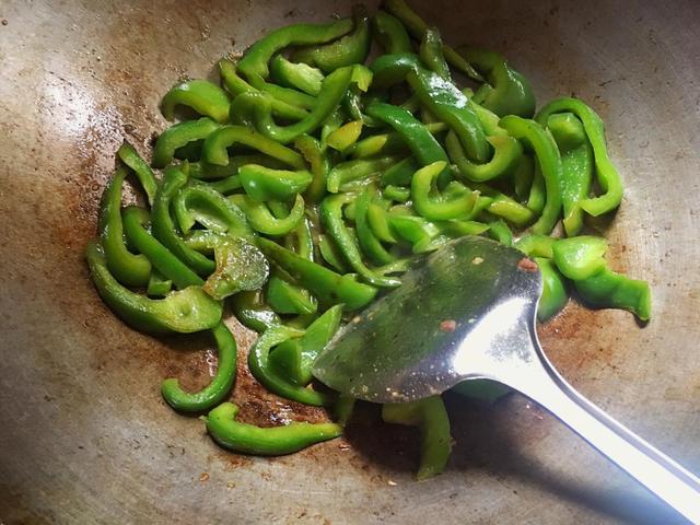 炒牛肉时，想要牛肉嫩滑又不老，只需加入1样东西，很多人都不懂