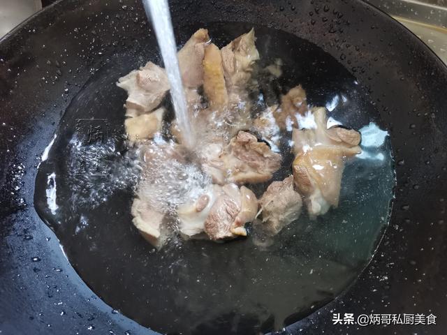 冬天，这食材和鸭肉是一对，炖汤清火去燥，隔天喝一次温暖过冬天