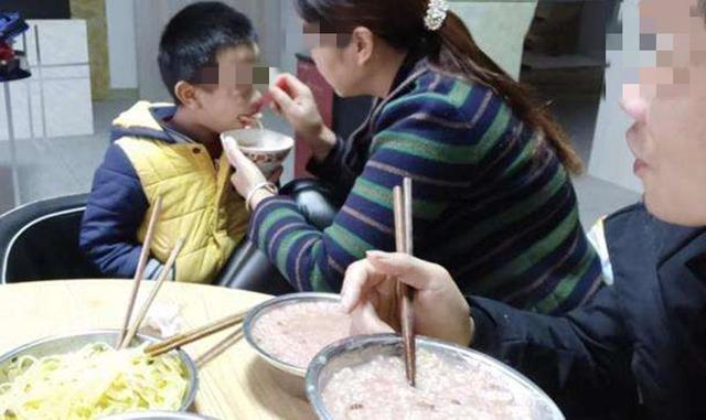 『超级宝妈』妈妈带女儿在外吃饭，面前的食物差距太大，网友：这孩子被宠坏了