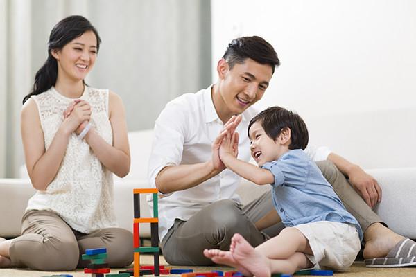 超级宝妈■双胞胎被遗弃，一个在中国长大，一个在美国长大，20年后差距悬殊