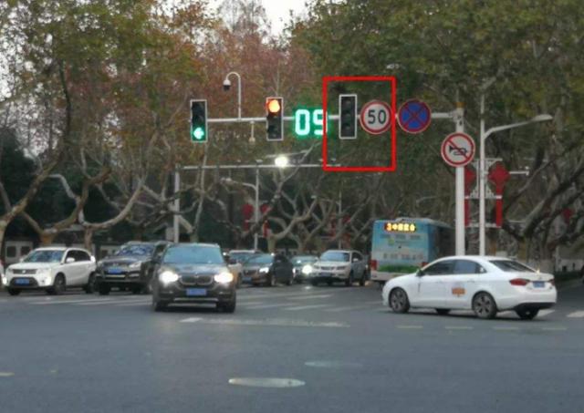 国外新型红绿灯火了，国人很羡慕，有了它谁还闯红灯？