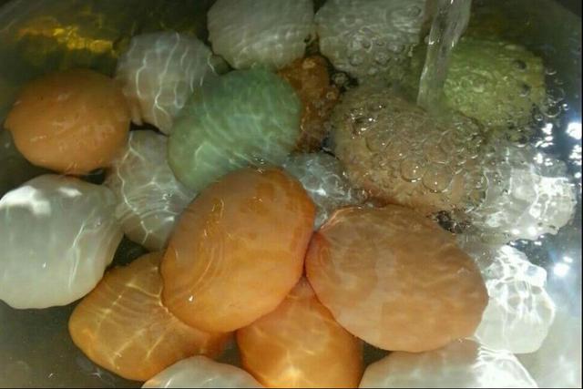 煮鸡蛋容易剥壳难？教你正确做法，只需多放2味料，香嫩好剥壳