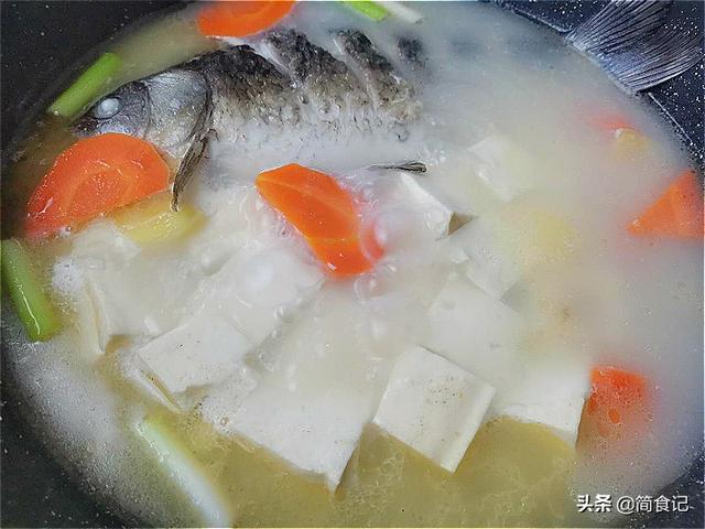 鲫鱼汤怎样煮更有营养？大厨：教你1招，汤更白肉更嫩，一点不腥