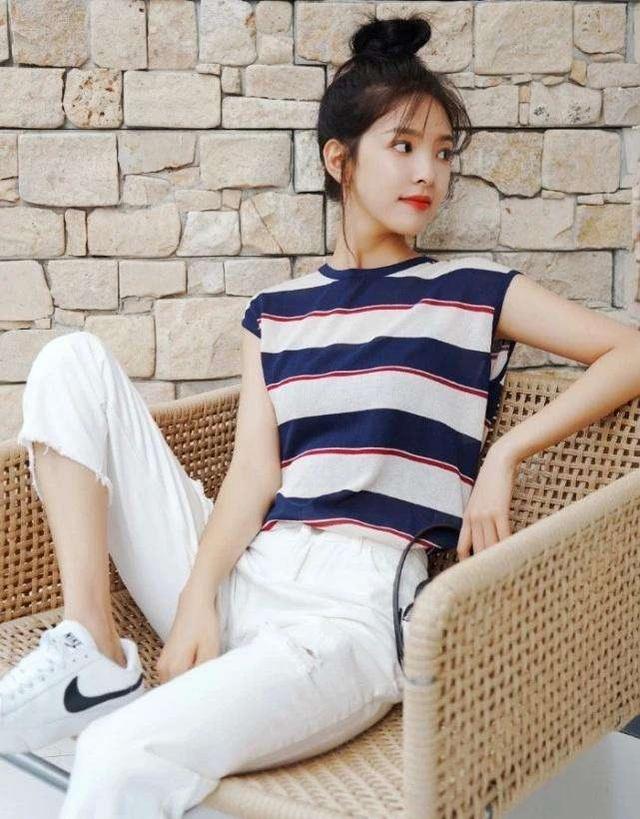 最时尚章若楠果然是甜甜的街拍女孩，针织上衣配短裙，美丽笑容甜到心