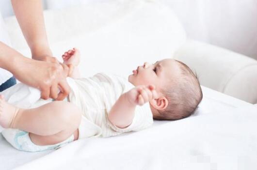 『超级宝妈』宝宝有三个表现，说明妈妈母乳质量好，娃未满这年龄别急着断奶