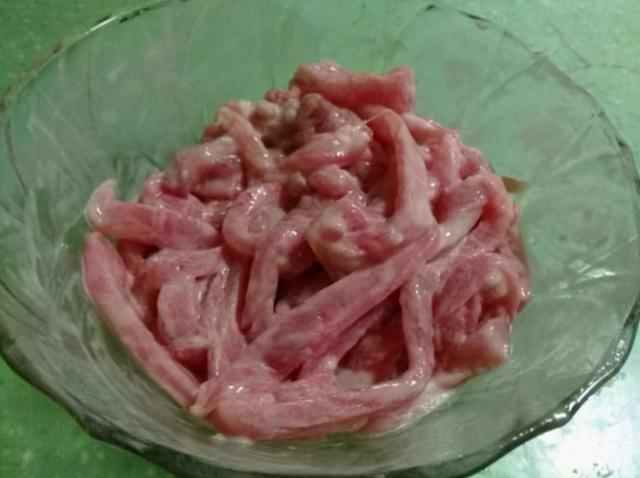 炒肉时，不能加3样调料，很多人爱加，难怪总粘锅，还没“肉味”