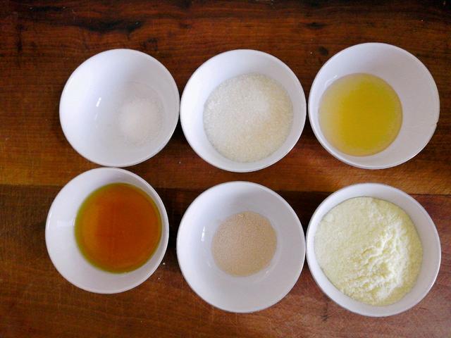 想吃麻花不用买，自己在家也能做，外酥里软，满满的儿时味道