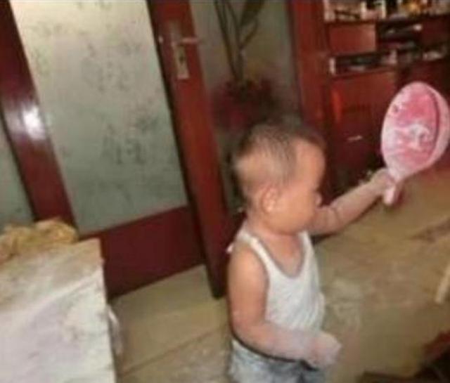 超级宝妈：小宝宝午睡醒来忙活“蒸馒头”，奶奶醒来后，看到这场面哭笑不得