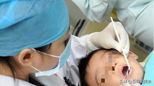 安全港|3岁女儿鱼刺卡住喉咙，妈妈第一时间这样处理，医生赞不绝口