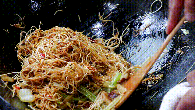 想吃炒面要先煮吗？真正的懒人用干挂面，10分钟做出美味炒面