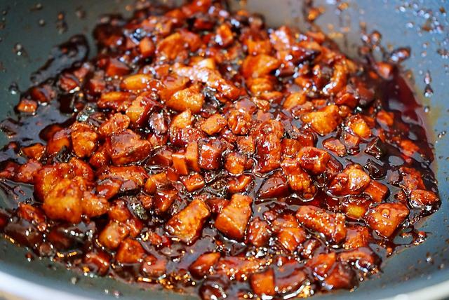 周末的懒人菜谱香菇肉丁酱，鲜香美味，拌米饭，拌面条都好吃