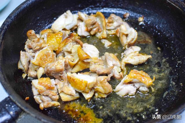 蟹姐用2个鸡腿做盘菜，上桌就被小朋友点赞，连呼好吃