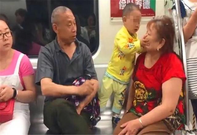 [超级宝妈]又一个孩子被养废！地铁内这个小男孩的举动令人唏嘘：太悲哀