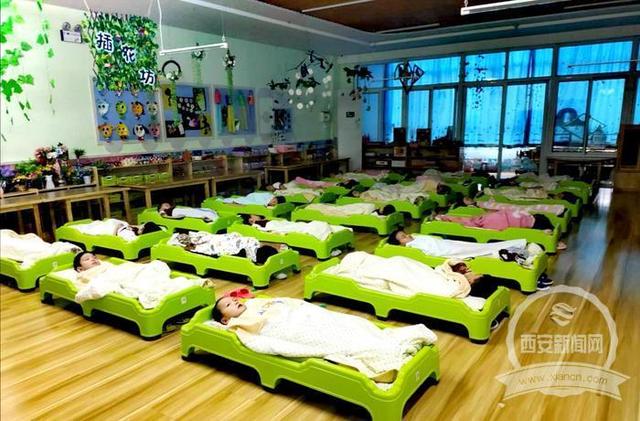 超级宝妈|开园了：老师撑伞接幼儿入园 口罩、分餐、室内体能训练等一个不能少