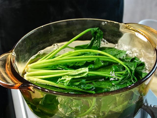 小孩不爱吃菠菜，教你一招，好吃又健康，再也不用担心孩子挑食了