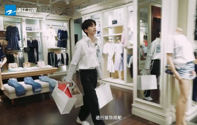 格子少年|跑男迎来“情侣档”！张翰baby一组，见到蔡徐坤搭档：我失恋了