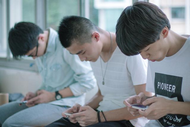 快乐向前冲|三个办法让孩子不再迷恋手机，不需要打骂，家长的福音