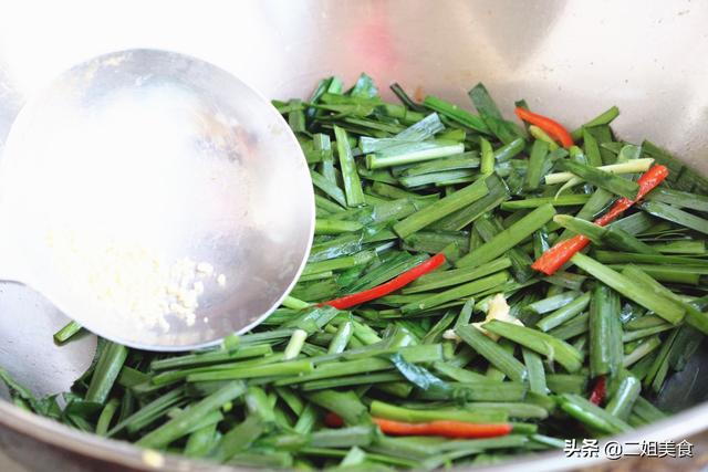 无论炒什么青菜，都别直接下锅炒了，牢记3个技巧，炒啥菜都翠绿