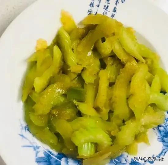 嫂子请吃饭，7个人才做4道菜，网友：抠也就算了，还不够塞牙缝