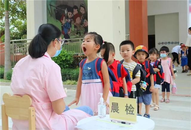 你的育儿经■今天，陵水6665名幼儿开学啦！县长现场调研指导