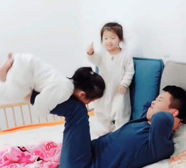超级宝妈|宝宝出生后奶奶抢来抱，“委屈爸爸”被气哭，那是我孩子