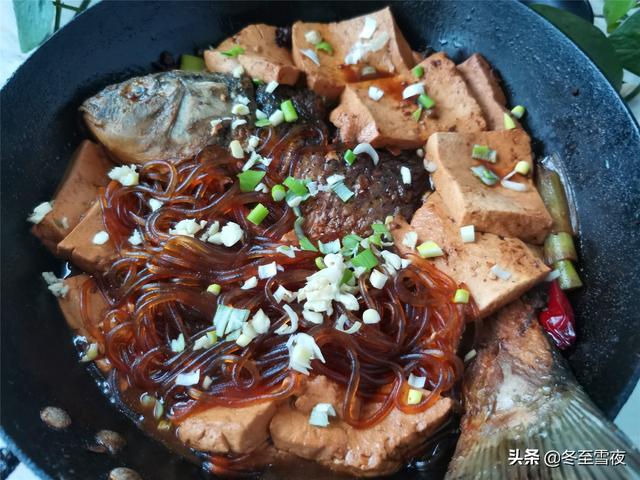 吃东北铁锅炖鱼，不用去餐馆，自己在家做，鲜香味美，好吃下饭