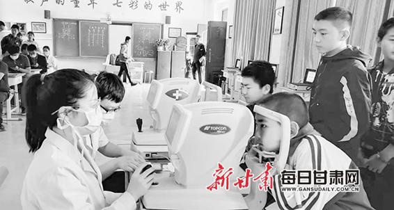 静宁县三合乡：村民家门口来了“白衣天使”