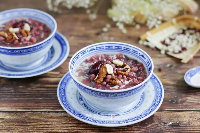 天气凉别再吃冷饮了，试试这道甜品吧！超级好吃又补气血哦