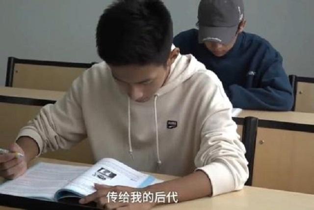 [超级宝妈]20岁男生不随父母姓，“自立门户”名字结合历史，这下不愁重名了