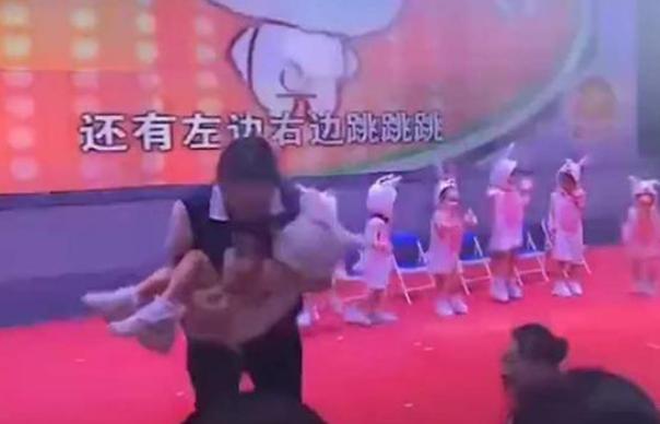 你的育儿经|正在表演舞蹈节目，贪睡宝宝倒地“秒睡着”，网友笑翻：被迫营业