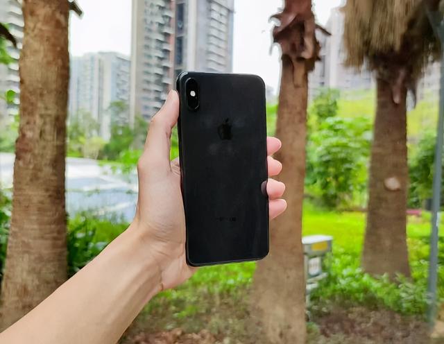 iPhone12使用高通基带，信号稳了？差评：信号还是不行