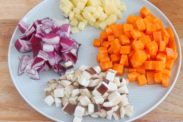 比蛋炒饭还耐吃，有菜有肉一大盘不够吃，简单方便，10分钟就好