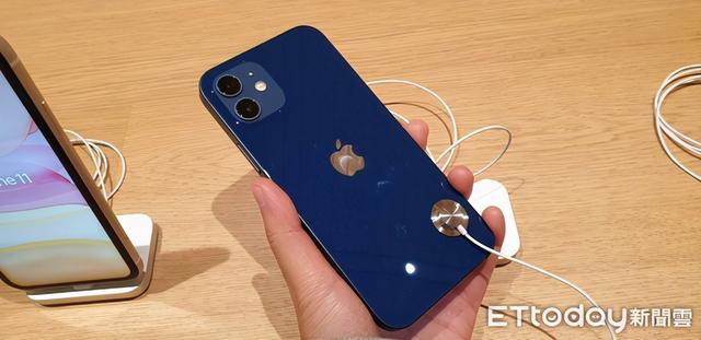 火烤、刀刮样样来！测试iPhone12超瓷晶盾挺得过多少考验