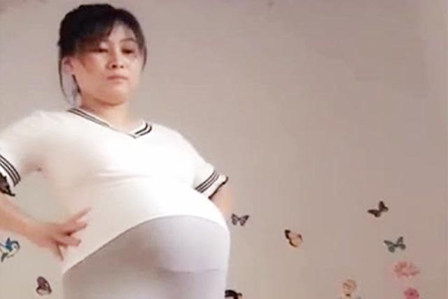 『超级宝妈』双胞胎姐妹相差30分钟出生，姐姐对妹妹这个动作，护士都羡慕不已
